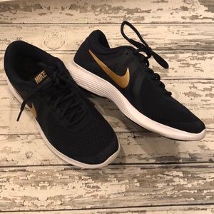 Women’s Nike Revolution 4 shoes
